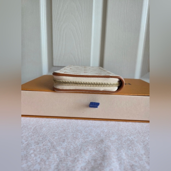 Louis Vuitton Zippy Wallet M81476 – Fall for You Collection Beige - Picture 10 of 11